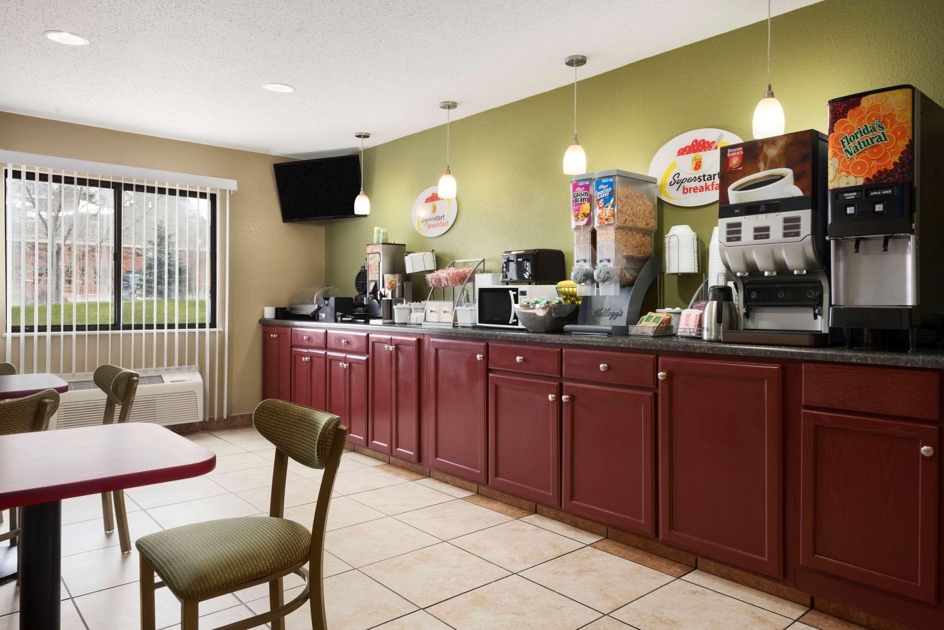 Super 8 By Wyndham Green Bay I-43 Bus. Park מראה חיצוני תמונה